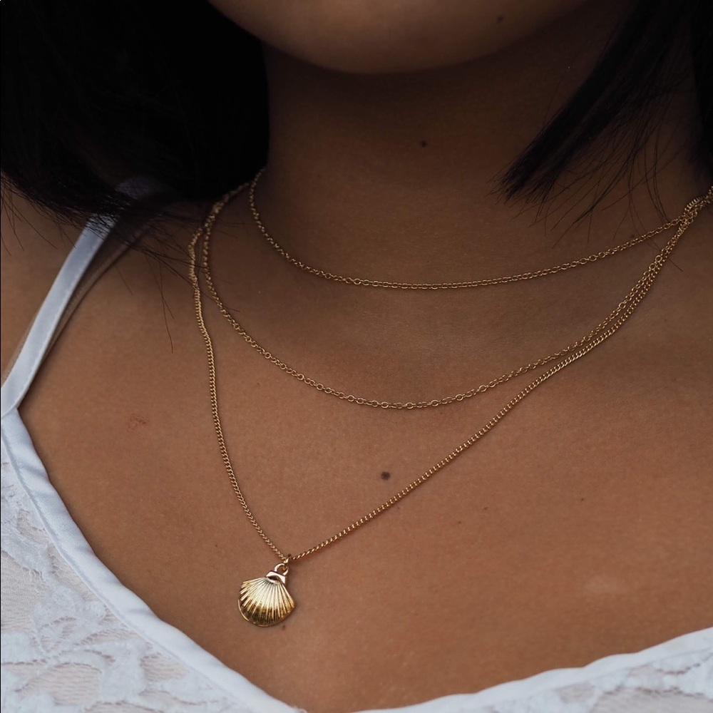 Thrifted shell necklace